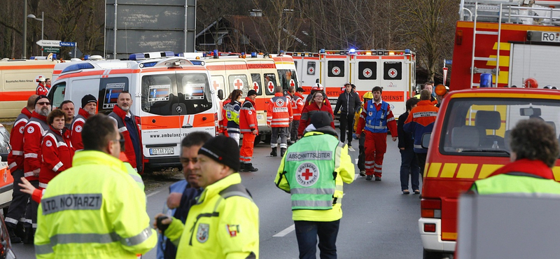 Frontálisan ütközött két vonat Bajorországban – többen meghaltak 