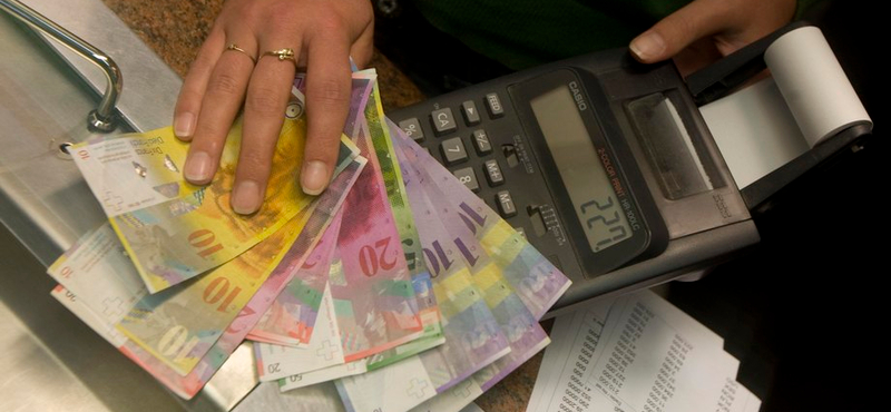 A kormány 200 forint alatti svájci frankot akar, de nem tudni, hogyan