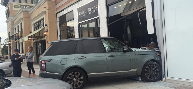 Range Rover fúródott egy nyitás előtt álló butikba – fotó