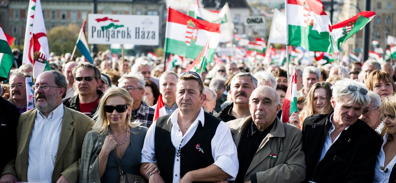 Üzent a CÖF a tüntetőknek: Itt a halottak napja, most már tessék befejezni a handabandázást