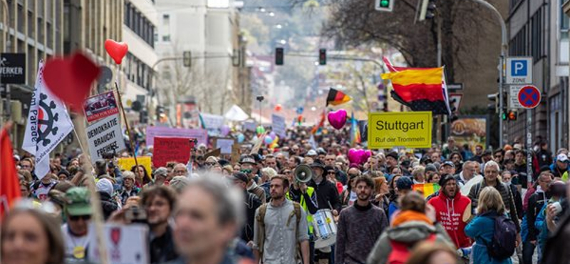 Hatalmas tömeget vittek az utcára a járványtagadók Stuttgartban, persze maszk nélkül