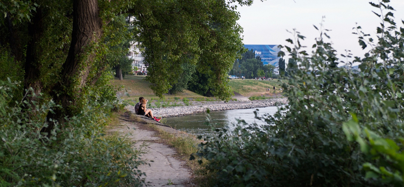 Kigyulladt egy autó Budapesten