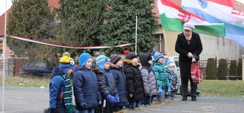 Most Csepregen használt politikus óvodásokat biodíszletnek