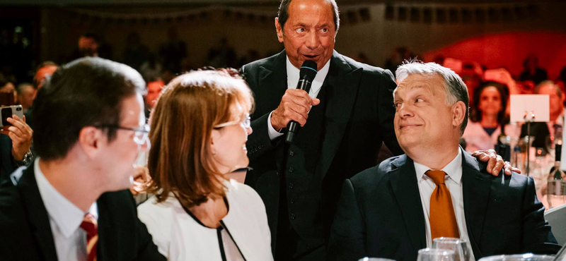 Fotó: Orbánnak énekelt Paul Anka az amerikai nagykövetség fogadásán