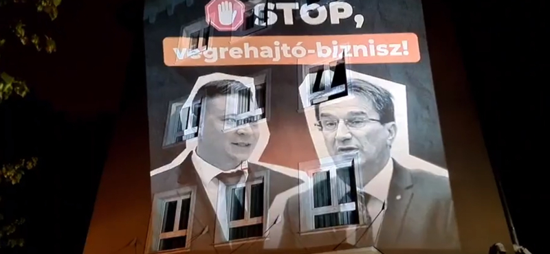 A Jobbik kivetítette a végrehajtói kar épületére, hogy „Stop, végrehajtó-biznisz!”