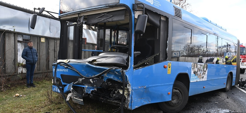 Frontálisan ütközött egy autó és egy BKK-busz Kőbányán – fotók