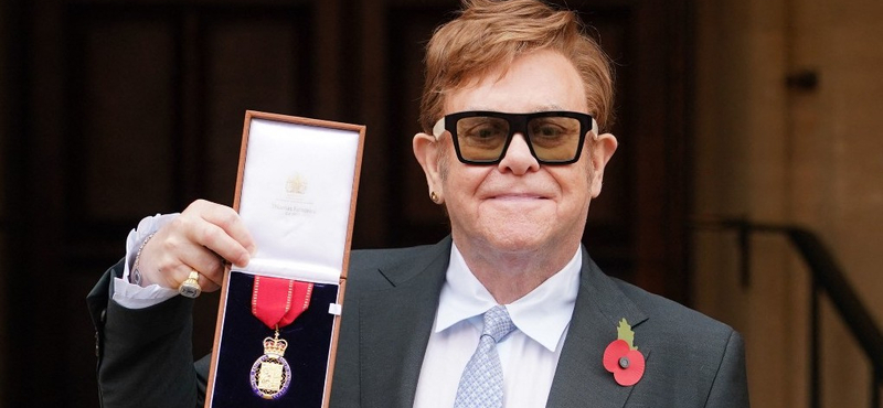 Bottal jelent meg lovaggá avatásán Elton John