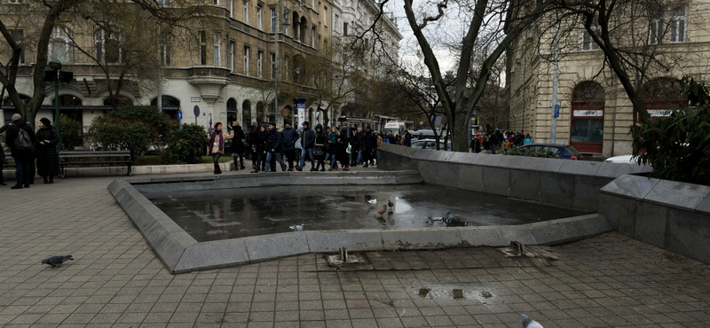 A Kossuth téri tüntetésekkel magyarázzák a Nagy Imre-szobor hirtelen elbontását