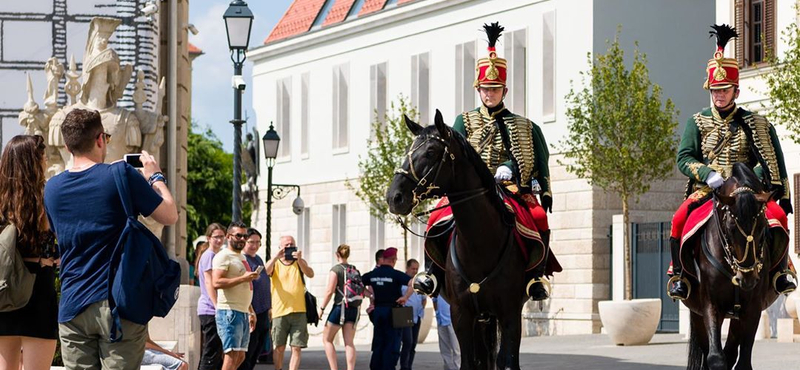 Huszáregyenruhás készenléti rendőrök járőröznek a Budai Várban