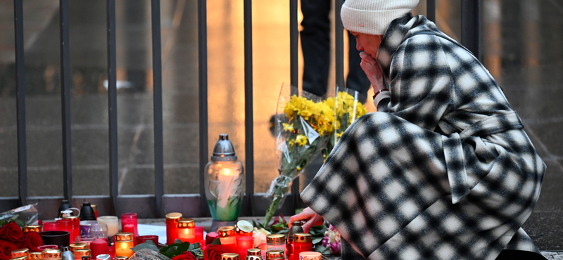 Gyászolók gyújtanak gyertyákat a prágai Károly Egyetemnél, Petr Fiala is az áldozatokra emlékezik