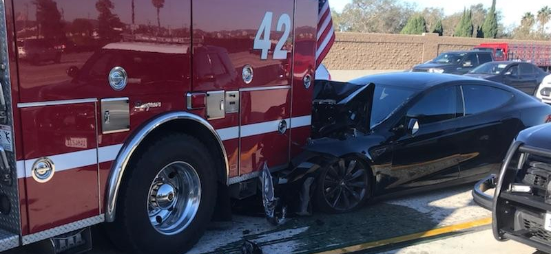 105 km/h-val csapódott tűzoltóautóba egy önvezető módba kapcsolt Tesla