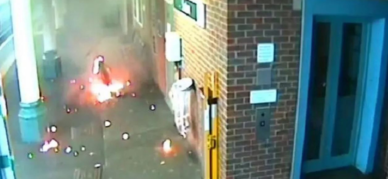 Látványos robbanásokkal semmisült meg egy elektromos kerékpár Londonban