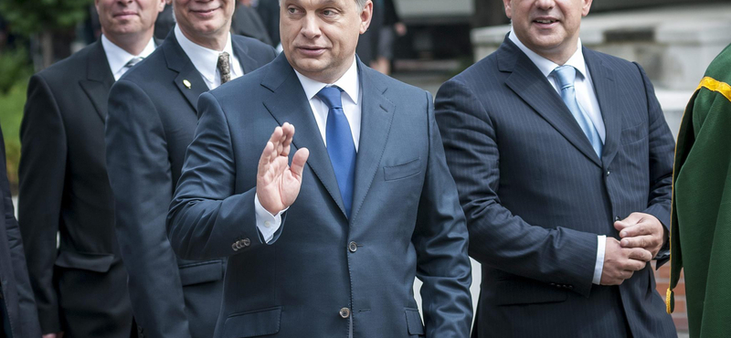 Orbán az istentiszteleten beszélt, a tüntetők az utcán