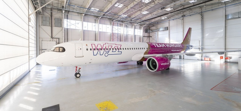 Fotókon az egyedi festésű Wizz Air-gép, amely a magyar olimpikonokat repíti Párizsba 