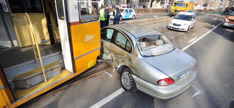 Baleset a Haller utcánál, a 24-es villamos helyett pótlóbuszok járnak – fotó