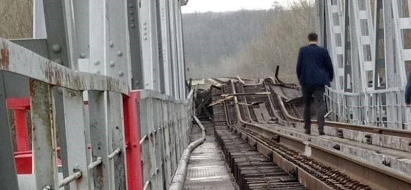 Megrongáltak egy kulcsfontosságú orosz vasúti hidat az ukrán határnál