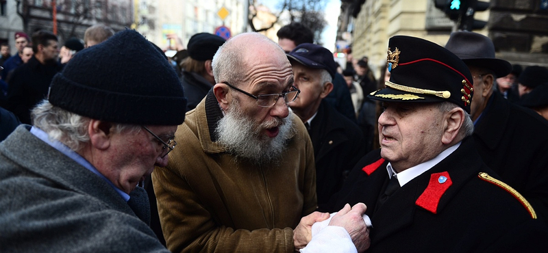 Fotók: Dulakodás miatt elmaradt az antiszemita politikus szobrának avatása