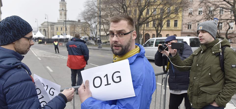 Videó: Biztonsági őr verte le a DK-s aktivista szemüvegét a Várkert Bazárnál