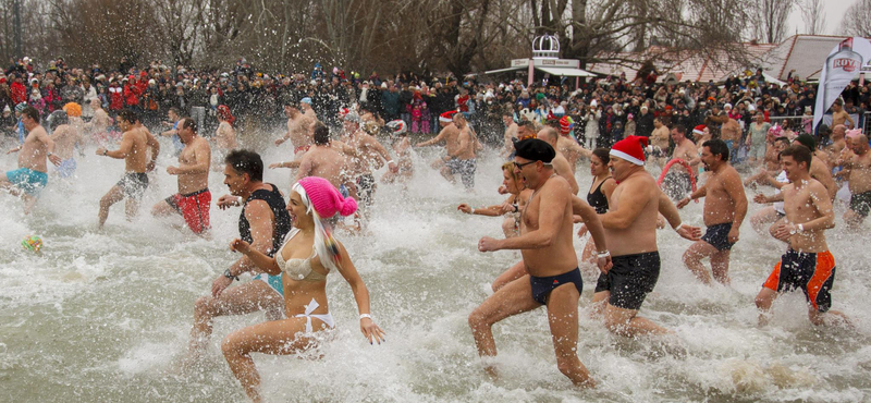 A legbátrabbak ma fürdőruhában ünnepeltek - a Balatonban!