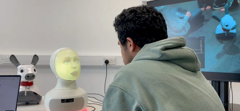 Kissé szokatlan, de nem csak beszél, hanem még arckifejezésekkel is reagál ez az új robot-recepciós – videó