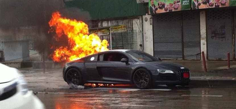 Kigyulladt egy R8-as Audi Bangkokban - fotó