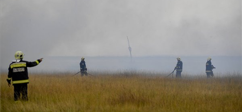 180 hektáron ég a hortobágyi puszta