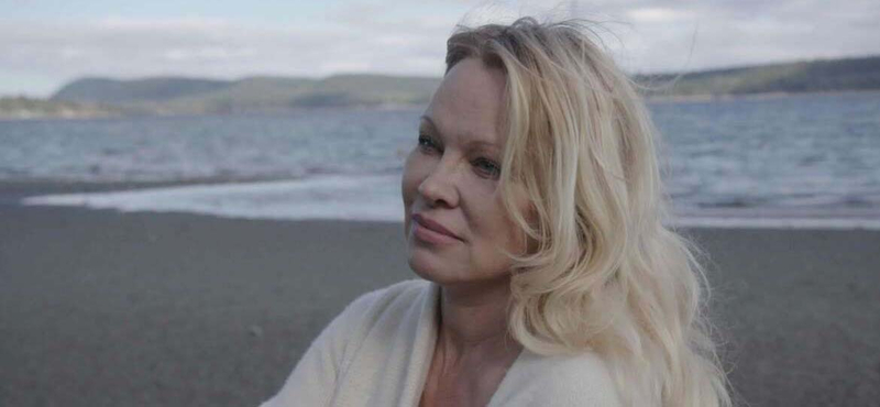 „A festett haj és a műmell alatt minden valódi” – Pamela Andersont így még sosem láttuk