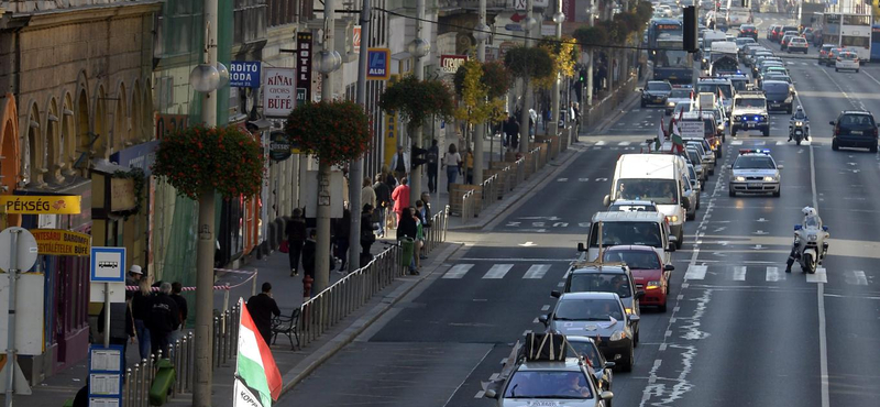 Elindult Budapesten a devizahiteles tüntetők konvoja