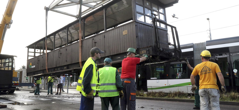 Fotók érkeztek a villamossal ütköző kisvasúti kocsikról