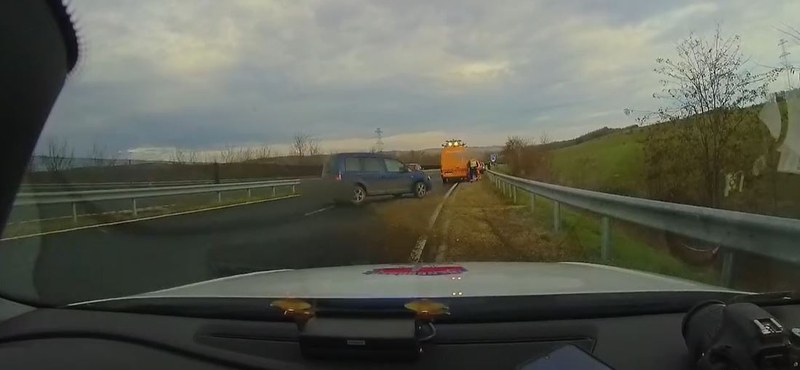 Helyszínelő rendőrt ütött el egy figyelmetlen autós – videó