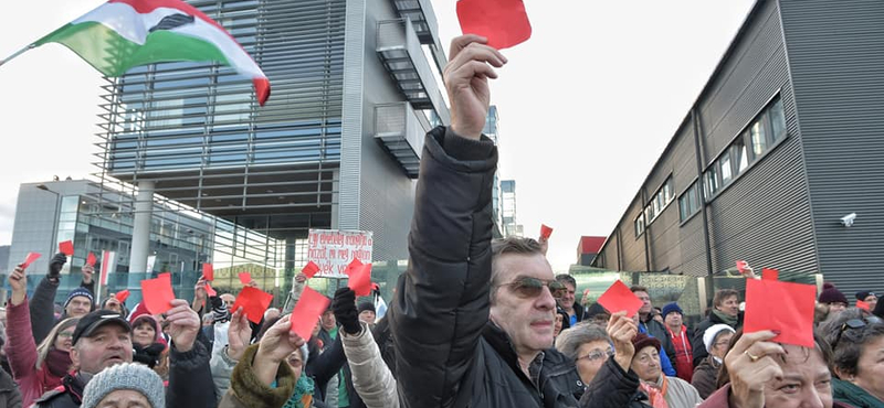 Néhány száz tüntető, 60 rendőr - ilyen volt a tüntetés az MTVA székháznál