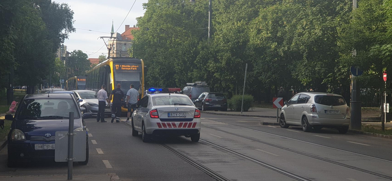 Villamos ütközött egy autóval Óbudán, leállt a villamosközlekedés