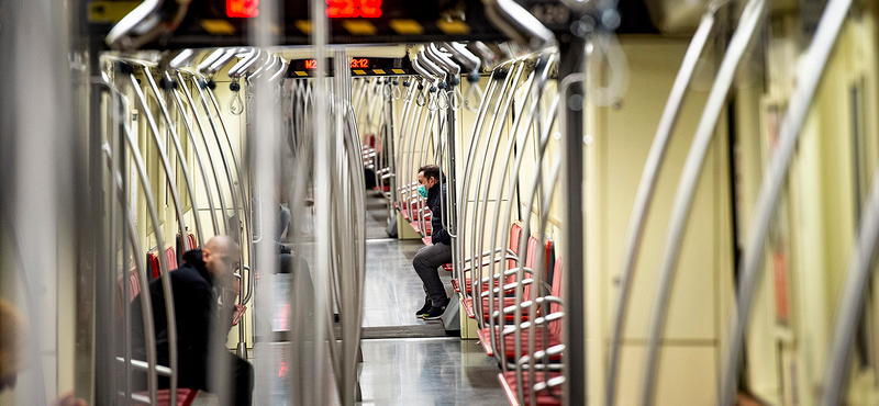 Beesett egy ember a 2-es metró alá a Deák téren