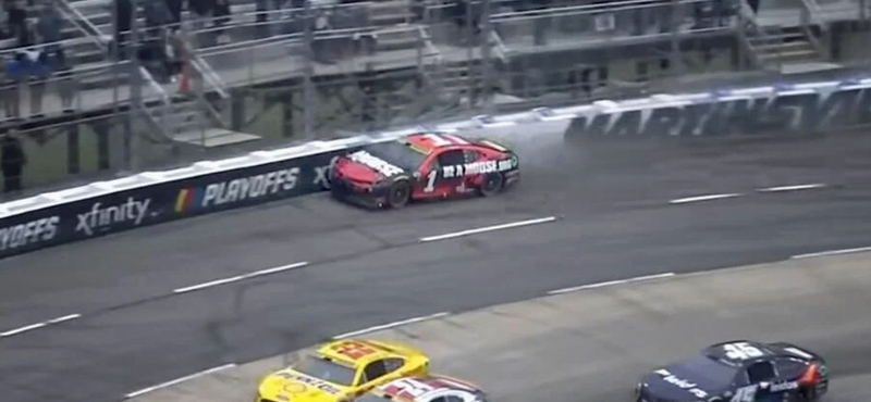 Videó: Olyan trükköt vetett be egy autóversenyző a Nascar-futamon, amit csak videójátékokban látni