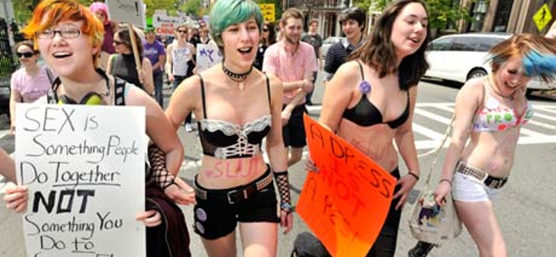 Túl szexi lányok az utcán – a Slutwalk eléri Londont és Amszterdamot