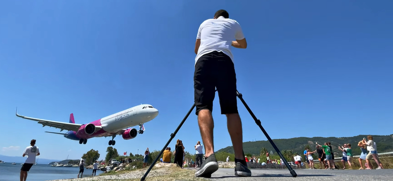 Szinte súrolta a turisták fejét a rekordalacsonyan landoló Wizz Air-gép – videó