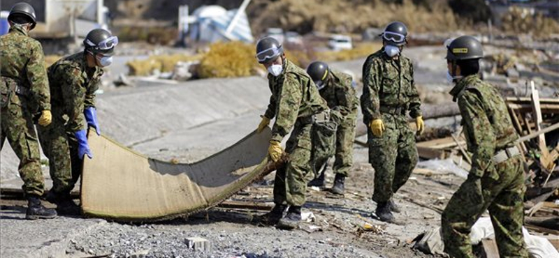 Huszonötezer katona kutatja az eltűnteket Japánban