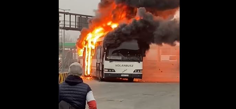 Lángba borult egy busz az egyik budaörsi benzinkút közelében – videó