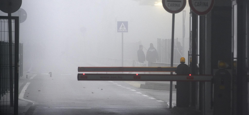 Jogellenes lehet, hogy menedékkérőket tartanak őrizetben a röszkei tranzitzónában