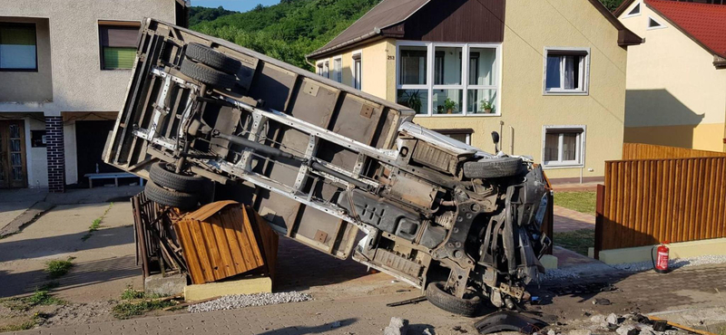 Ellopott egy teherautót egy 17 éves srác, majd beborult vele egy ház udvarába