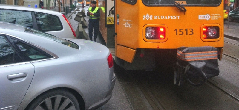 A nap fotója: szabálytalanul parkoló Audi A8 miatt állt az 51-es villamos