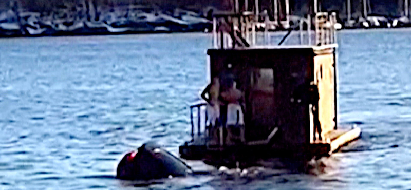 Úszó szaunával mentettek ki két embert, akik Teslával zuhantak egy fjord vizébe