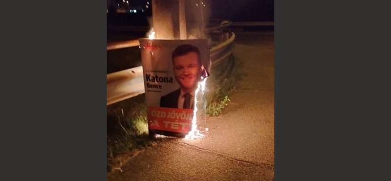 Felgyújtották a Fidesz választási plakátjait Ózdon