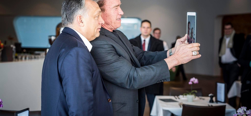 Schwarzenegger is nyomott egy szelfit Orbánnal