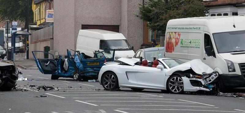 Fiestát zúzott le egy Audi R8 Spyder - fotók