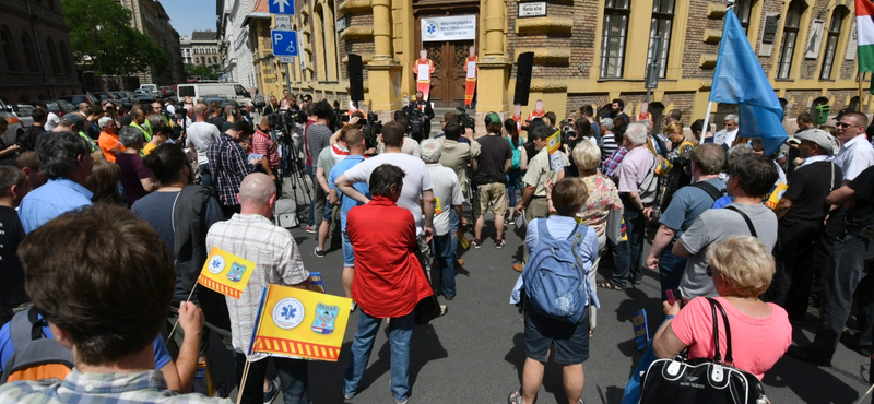 Műszak után a mentősöket ne a másodállás várja, hanem a család!