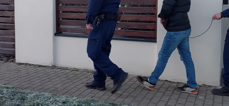 Elfogtak egy algyői orvost is az ortopédcipős ügyben, bilincsben vezették el a rendőrök – videó
