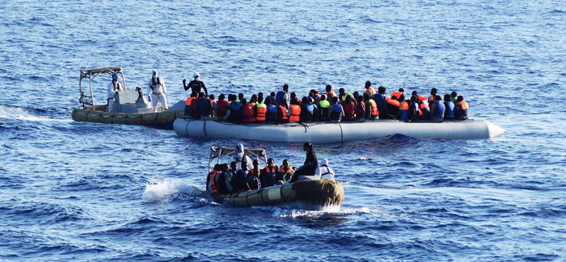 Máltán szállhatnak partra a mentőhajón rekedt menekültek