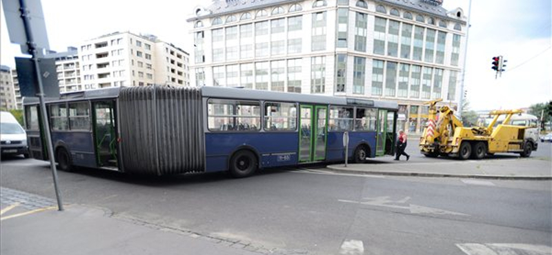 Fotók: Elszabadult egy BKV-busz a Boráros téren