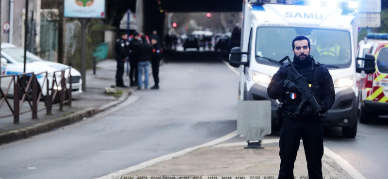 Terrorista támadás volt a párizsi késelés